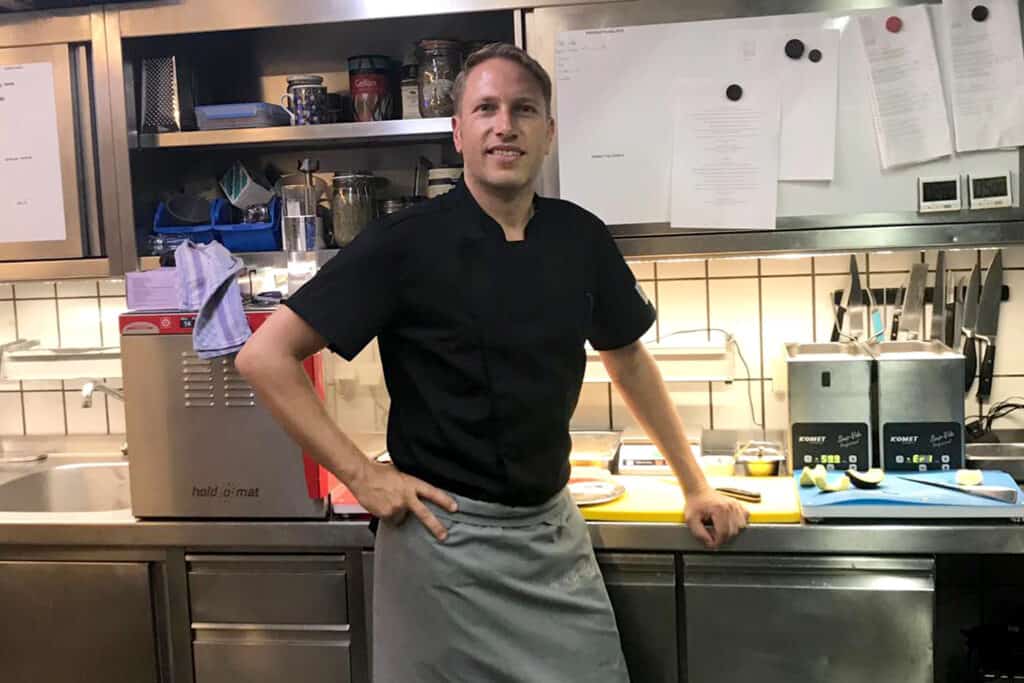 81d3d4d2 6e1f 4ef5 bde3 bd806a08f382 1024x683 - management, gastronomie Nachhaltiges Kochen und Arbeiten im Passivhaus-Hotel: Interview mit Sascha Epphardt, Hotel Qube Heidelberg