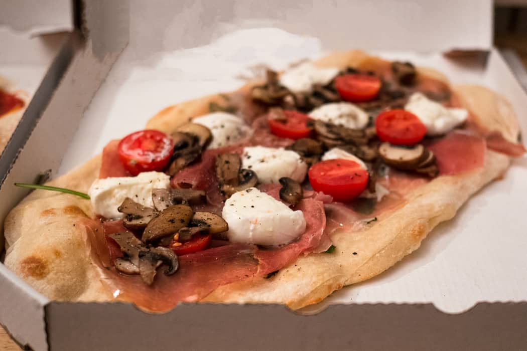 pinsa - streetfood, food-nomyblog Teigrund im Schatten der Pizza: Hat die Pinsa das Zeug zum Foodtrend?