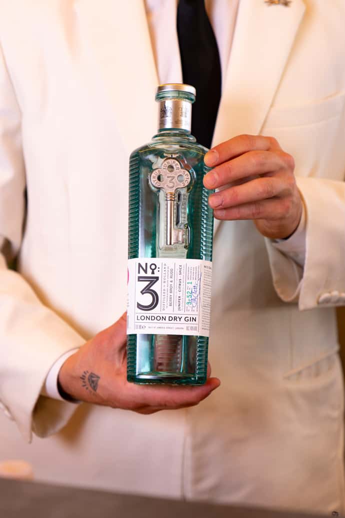spirituosen, getraenke No.3 London Dry Gin: puristischer Klassiker mit spannender Story   bartender bottle - spirituosen, getraenke No.3 London Dry Gin: puristischer Klassiker mit spannender Story