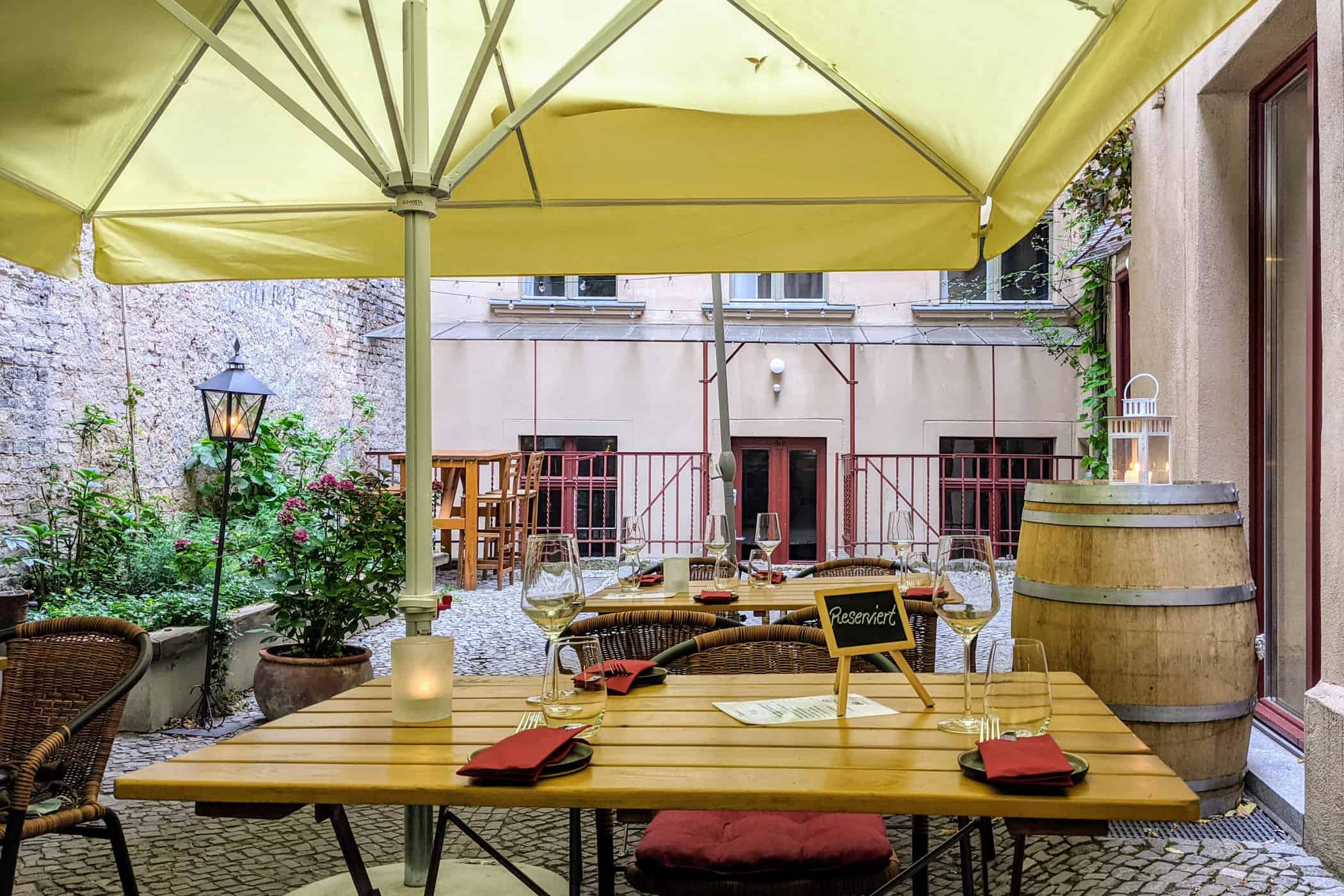 wein, gruendung, gastronomie #restartgastro 2021, Teil 5: Weinlobbyist, Berlin innenhof - wein, gruendung, gastronomie #restartgastro 2021, Teil 5: Weinlobbyist, Berlin