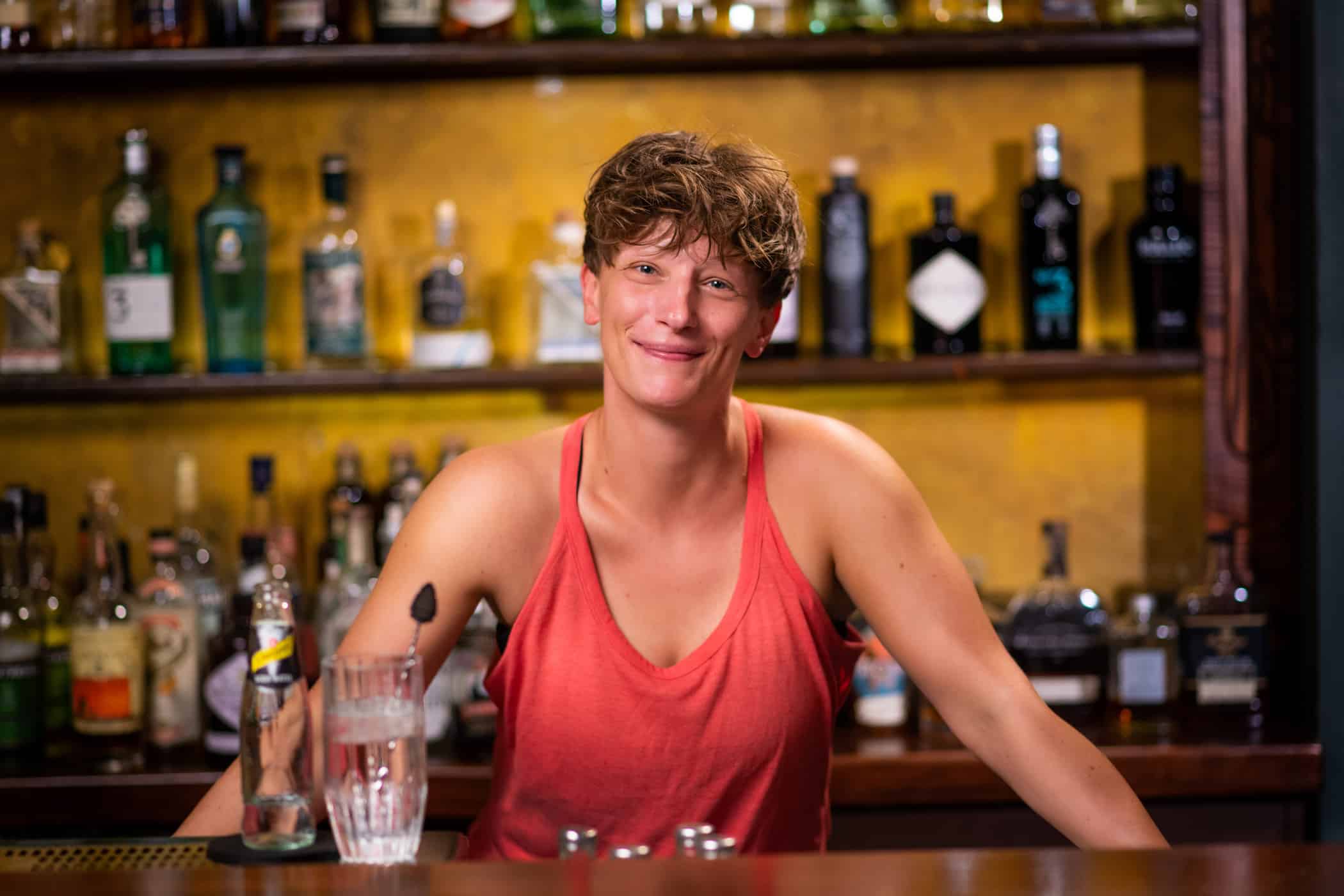 laura thelonious bar - getraenke, gastronomie Let’s get fizzy(cal): Resilienz-Übungen für Bartender*innen von Laura Maria Marsueschke und Schweppes