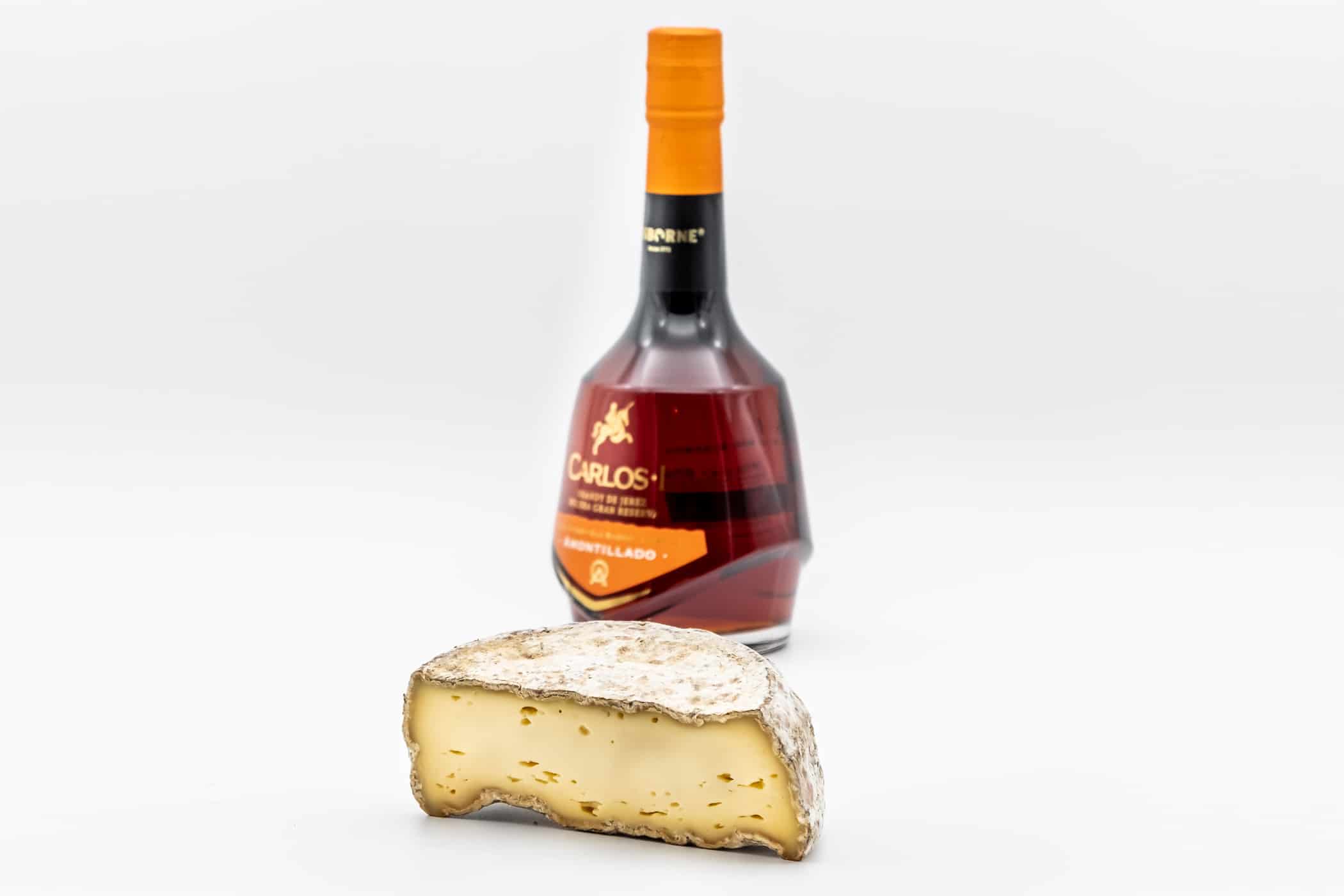 carlos amontillado tomette de savoie - spirituosen, getraenke, gastronomie 5 spannende Käse-Pairings mit Carlos I aus Spanien