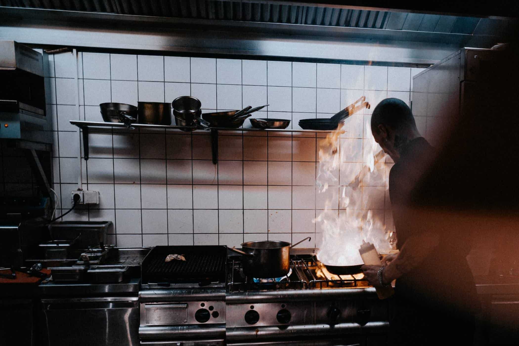 lasse bergqvist ro3H4mJIArA unsplash 1 - management, gastronomie Höhere Energiekosten in der Gastronomie einpreisen – so geht's!