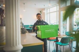 Hero mit Kiste Gastro Credit BildVerstaerker 300x200 - Hero-mit-Kiste-Gastro_Credit-BildVerstaerker