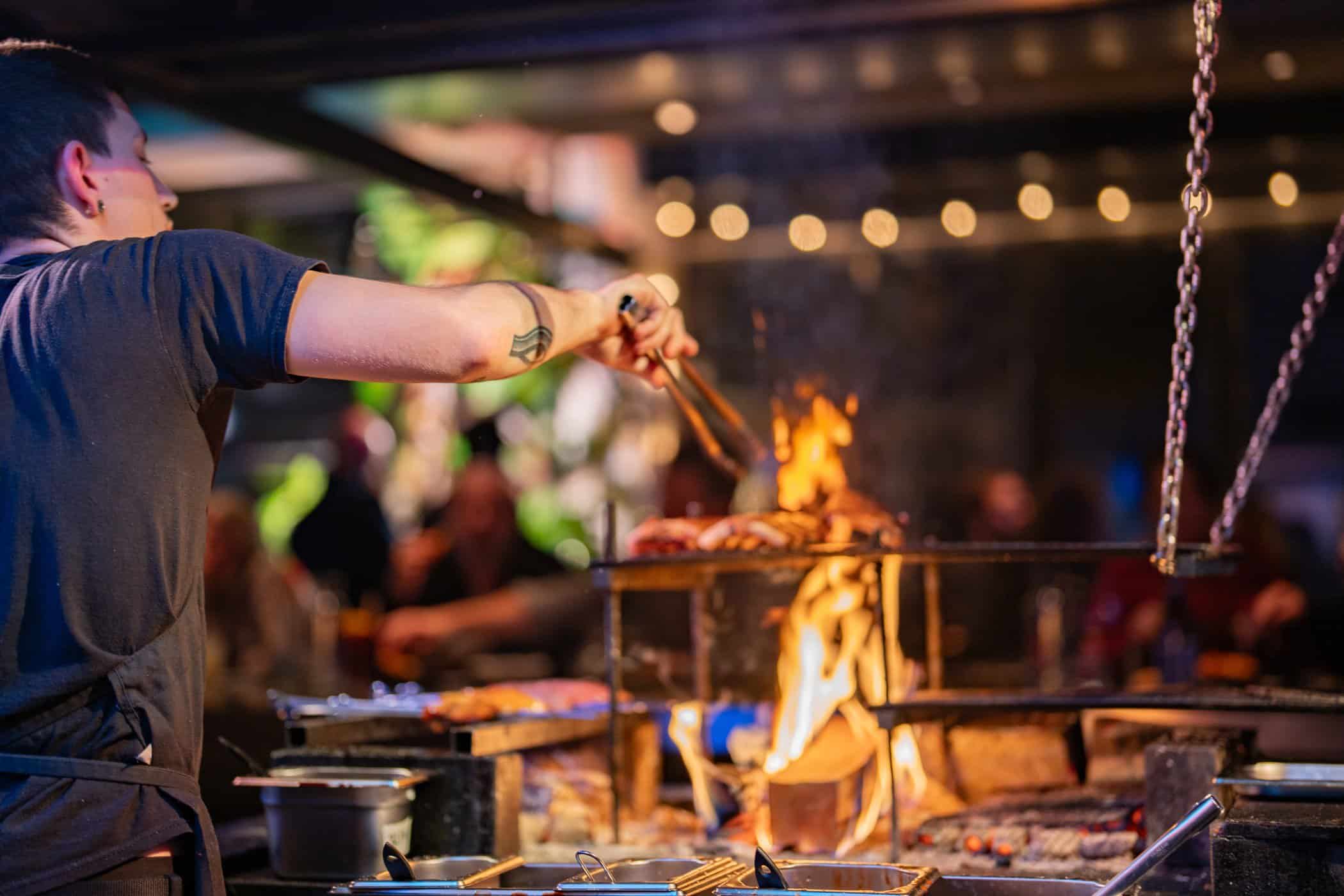 kramer berlin 2 - trends, konzepte, gastronomie Flammboyant: Open-Fire-Cooking im Restaurant fasziniert die Gäste