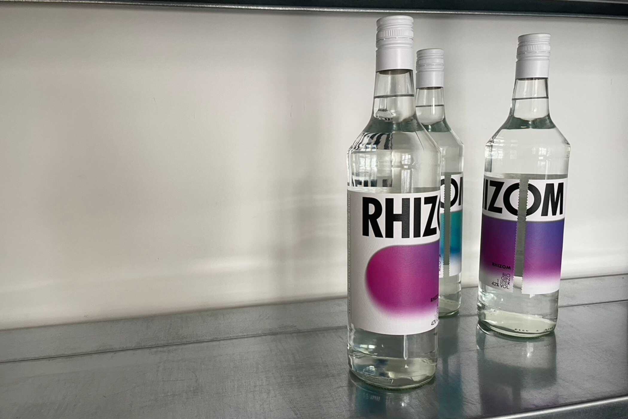 rhizom gin - spirituosen, getraenke Abyme Bio Vodka, Rhizom Bio Gin und Ambiq Bio Aperitif: die Verbindung von Genuss und Purpose