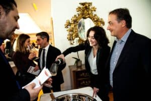 Noemi.Visentin.und .Alexandra.Dauch Visentin.im .Gespraech.bei .La .Paulee.2022 300x200 - Till