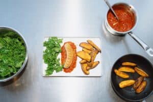 WINTER CURRYWURST ROeSTKARTOFFELN c Ina Niehoff Kantine Zukunft 1 300x200 - WINTER_CURRYWURST RÖSTKARTOFFELN_c-Ina-Niehoff_Kantine-Zukunft (1)