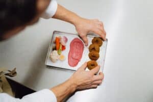 WINTER LINSENFALAFEL MIT ROTE BEETE HUMMUS c Ina Niehoff Kantine Zukunft 1 300x200 - WINTER_LINSENFALAFEL MIT ROTE BEETE HUMMUS_c-Ina-Niehoff_Kantine-Zukunft (1)