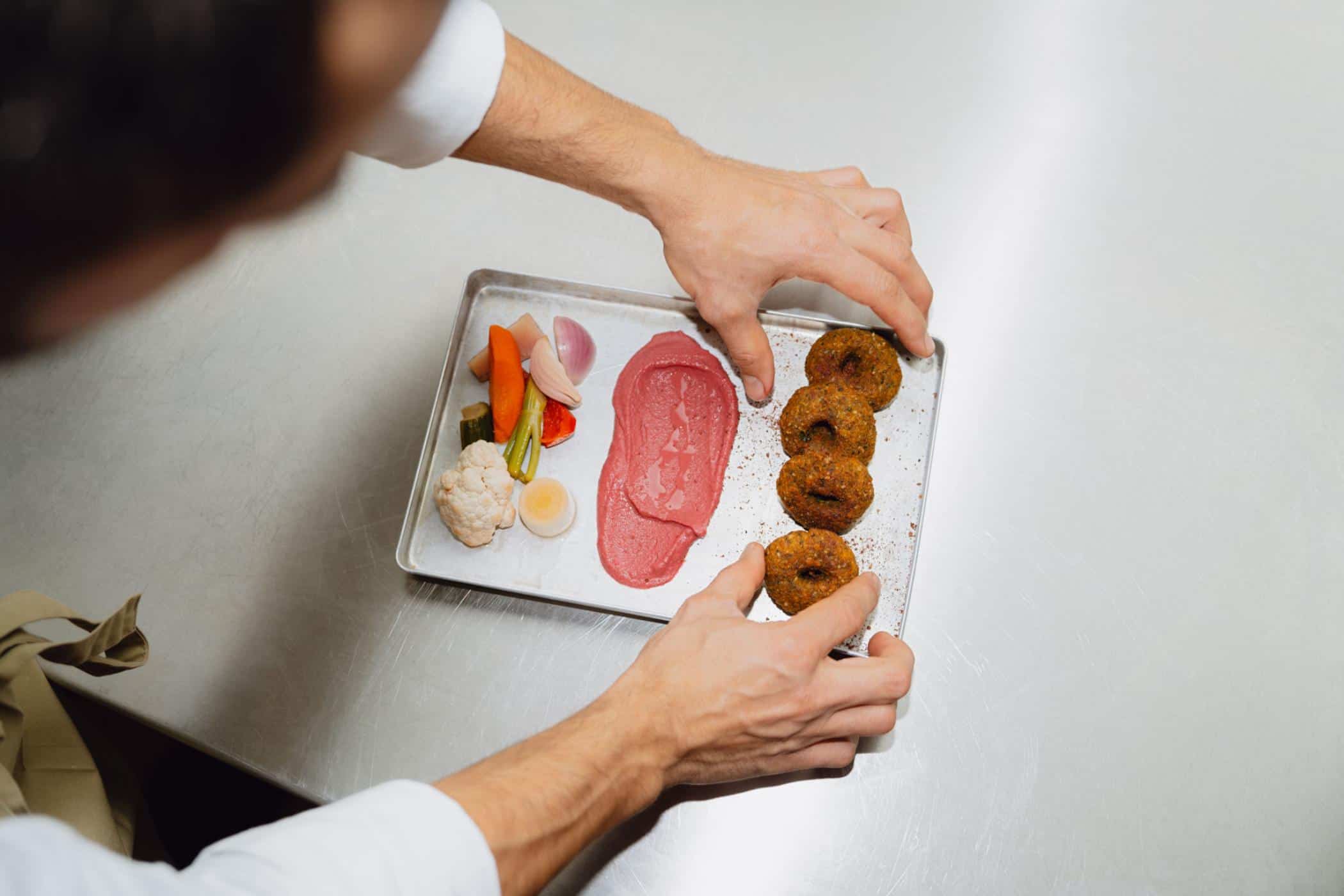 WINTER LINSENFALAFEL MIT ROTE BEETE HUMMUS c Ina Niehoff Kantine Zukunft 1 - medien-tools, gastronomie, food-nomyblog, catering Buchrezension: Currywurst und Grünzeug – Rezepte für die Kantine von Morgen von Kantine Zukunft