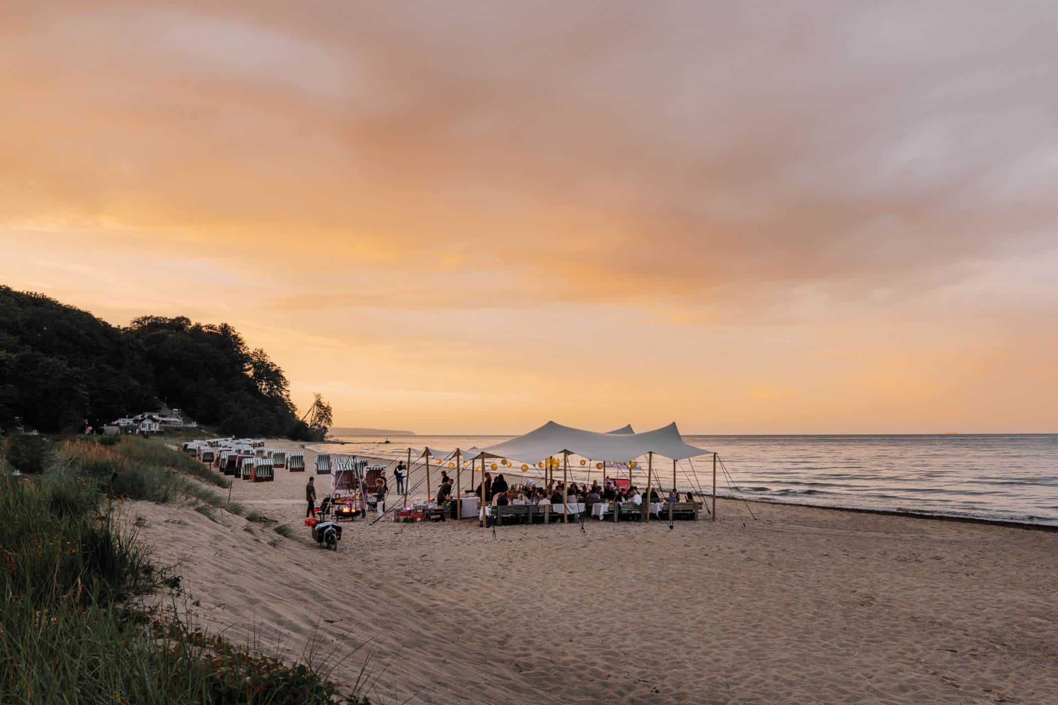 gastronomie, food-nomyblog, events Maria Decker: „Lasst uns gemeinsam an einem Tisch sitzen und miteinander in den Austausch kommen“ Dinner am Strand vom Restaurant Onda Foto von Stefan Pocha 1 - gastronomie, food-nomyblog, events Maria Decker: „Lasst uns gemeinsam an einem Tisch sitzen und miteinander in den Austausch kommen“