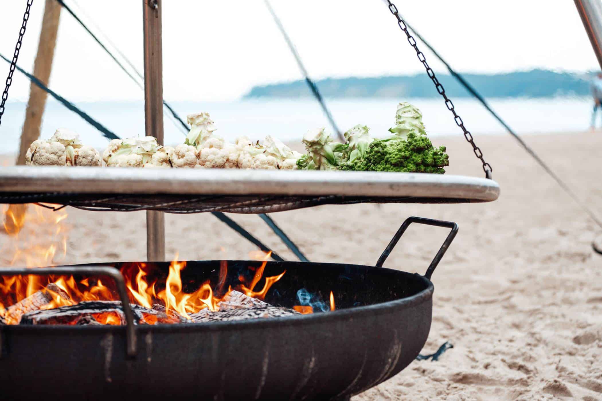 gastronomie, food-nomyblog, events Maria Decker: „Lasst uns gemeinsam an einem Tisch sitzen und miteinander in den Austausch kommen“ Dinner am Strand vom Restaurant Onda Foto von Stefan Pocha 2 1 - gastronomie, food-nomyblog, events Maria Decker: „Lasst uns gemeinsam an einem Tisch sitzen und miteinander in den Austausch kommen“