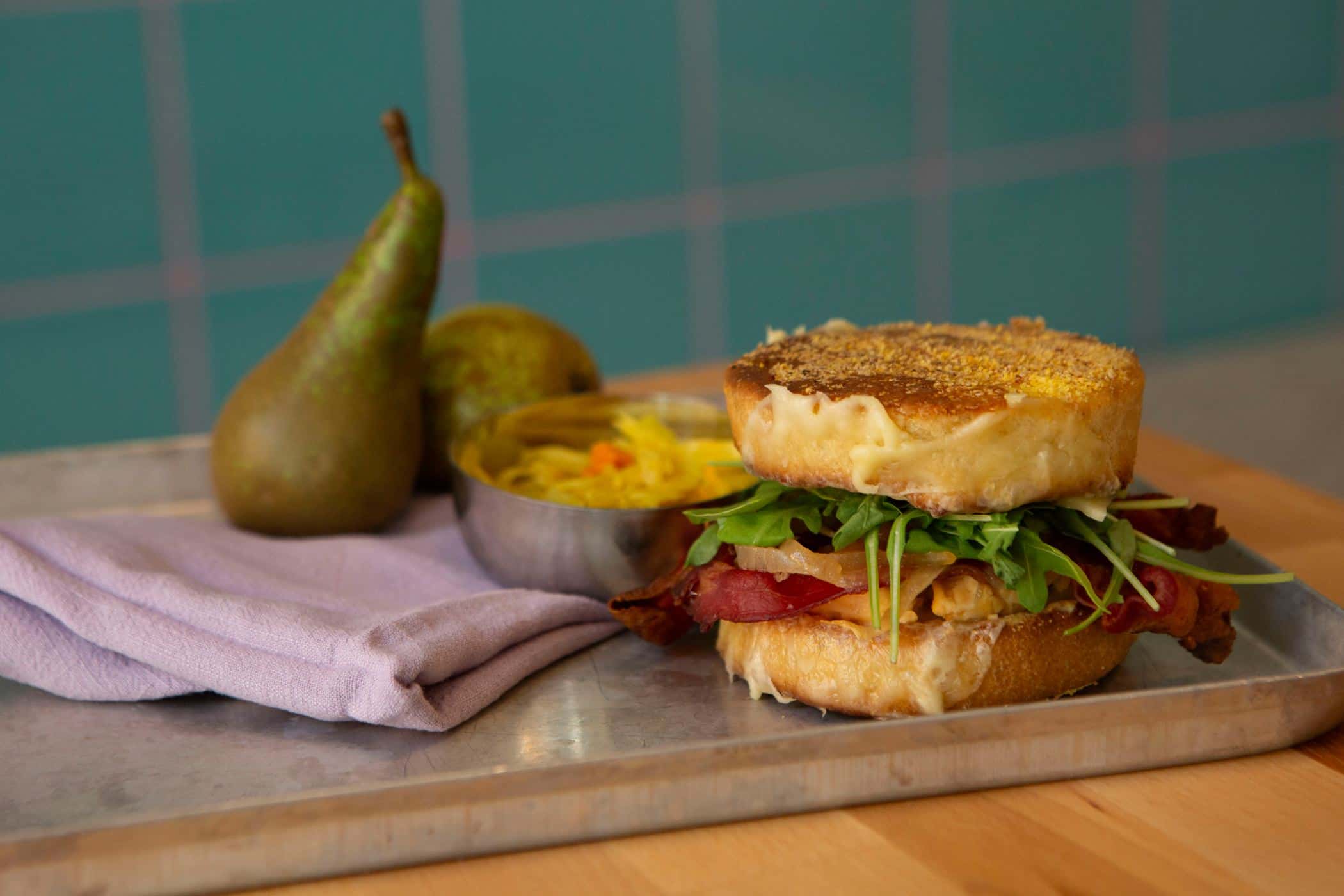 streetfood, gastronomie, food-nomyblog Sandwich Specialists: So wird der Brot-Klassiker neu inszeniert Bacon egg and cheese with chilli shallot jam on sourdough English muffin 1 - streetfood, gastronomie, food-nomyblog Sandwich Specialists: So wird der Brot-Klassiker neu inszeniert