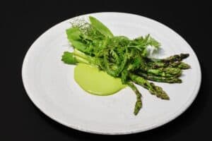 Nobelhart Schmutzig Gruener Spargel Petersilie Marko Seifert 2024 1.jpg 1 1 300x200 - Nobelhart & Schmutzig - Grüner Spargel, Petersilie - Marko Seifert - 2024.jpg (1)