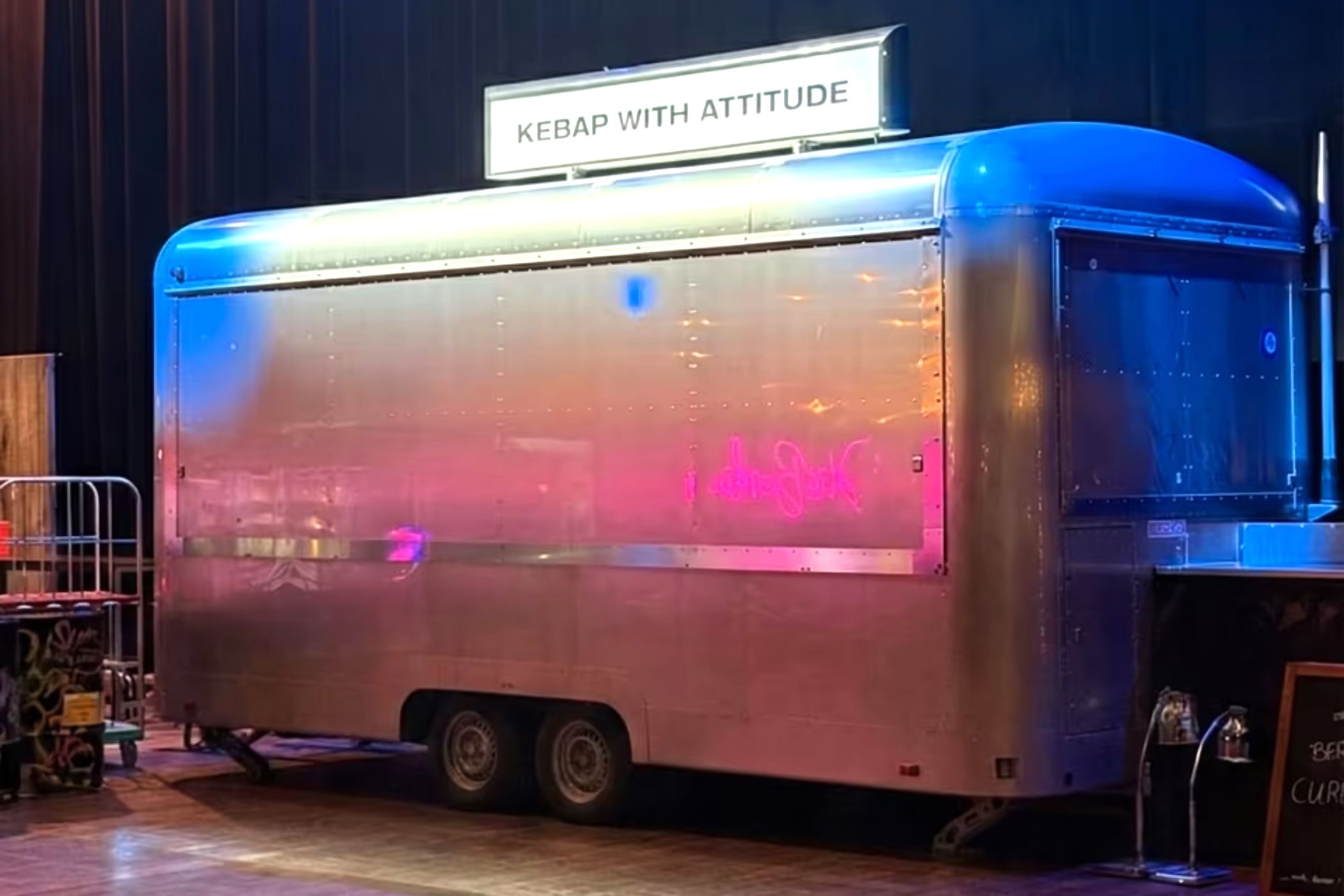 Roka Steelrunner55 1 - streetfood, gastronomie, catering Perfekter Start ins mobile Foodbusiness: Top-Trailer, Branchen-Netzwerk und Know-how aus einer Hand
