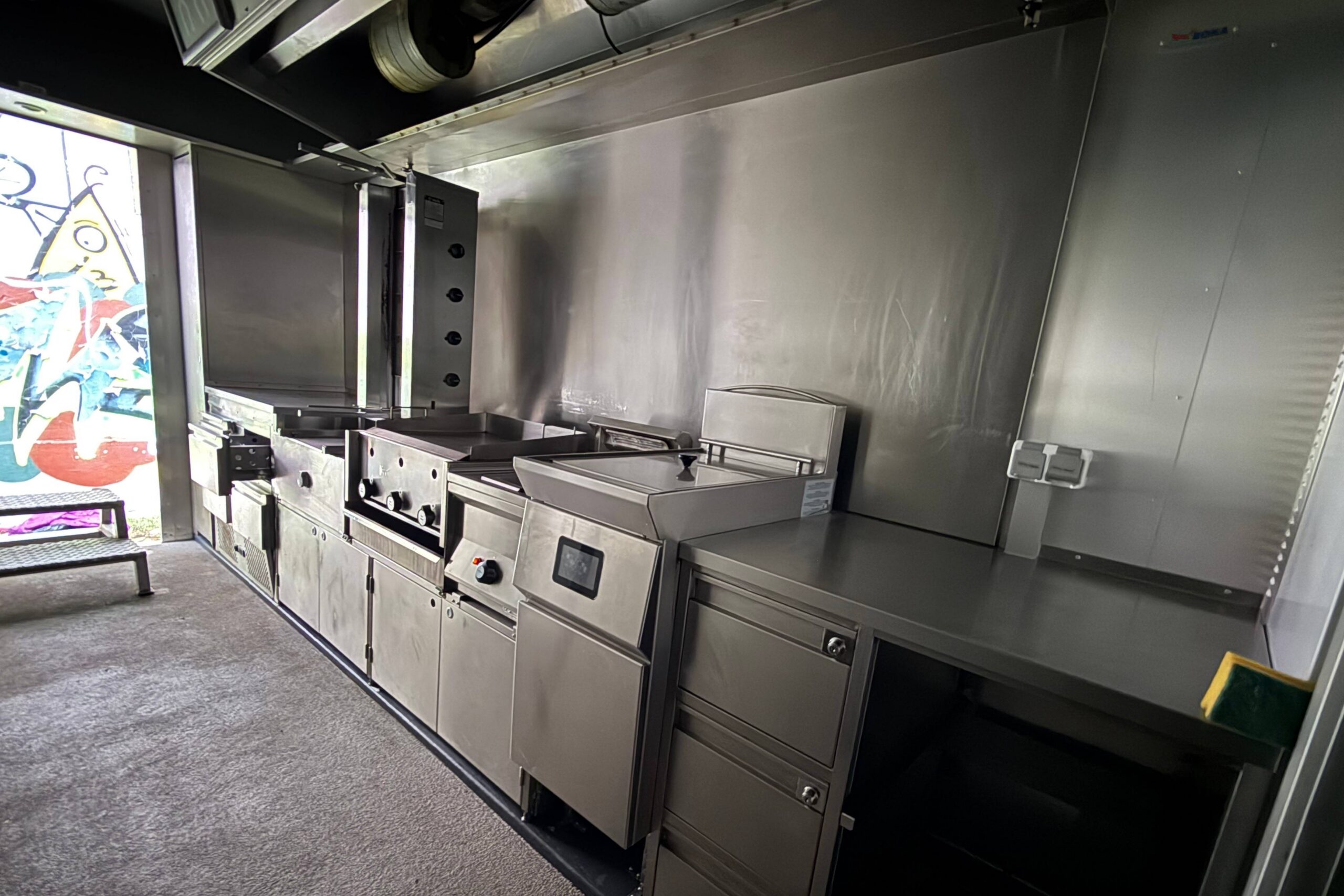 roka steelrunner innen 1 scaled - streetfood, gastronomie, catering Perfekter Start ins mobile Foodbusiness: Top-Trailer, Branchen-Netzwerk und Know-how aus einer Hand