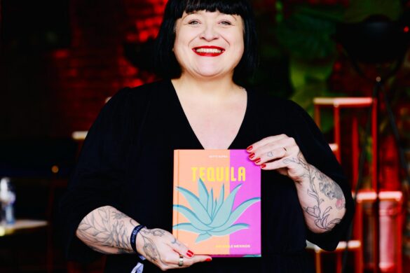 Betty mit Buch c Ton Taxis 585x390 - nomyblog Atelier 3.0 Frankfurt: Juan Amador kocht, schult und macht Events