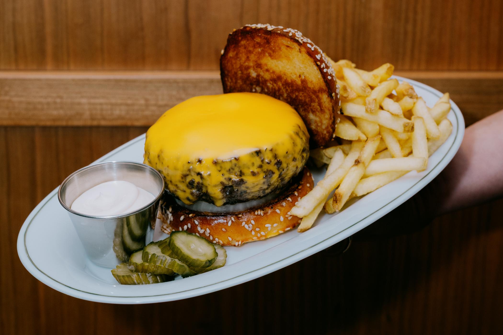 konzepte, gruendung, gastronomie, food-nomyblog Smash the System: die Goldies-Story GoldiesBar Steakhouseburger 2026 3 1 - konzepte, gruendung, gastronomie, food-nomyblog Smash the System: die Goldies-Story