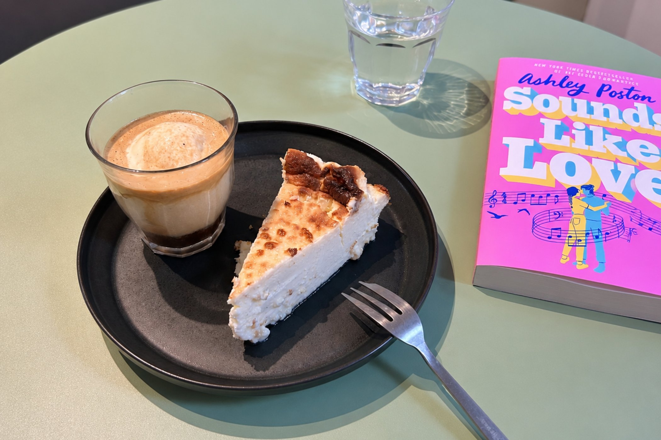 konzepte, gastronomie Buchcafés in Berlin: Literatur plus Gastronomie bringt für Frequenz und Umsatz METIS Affogato San Sebastiano und Buch - konzepte, gastronomie Buchcafés in Berlin: Literatur plus Gastronomie bringt für Frequenz und Umsatz