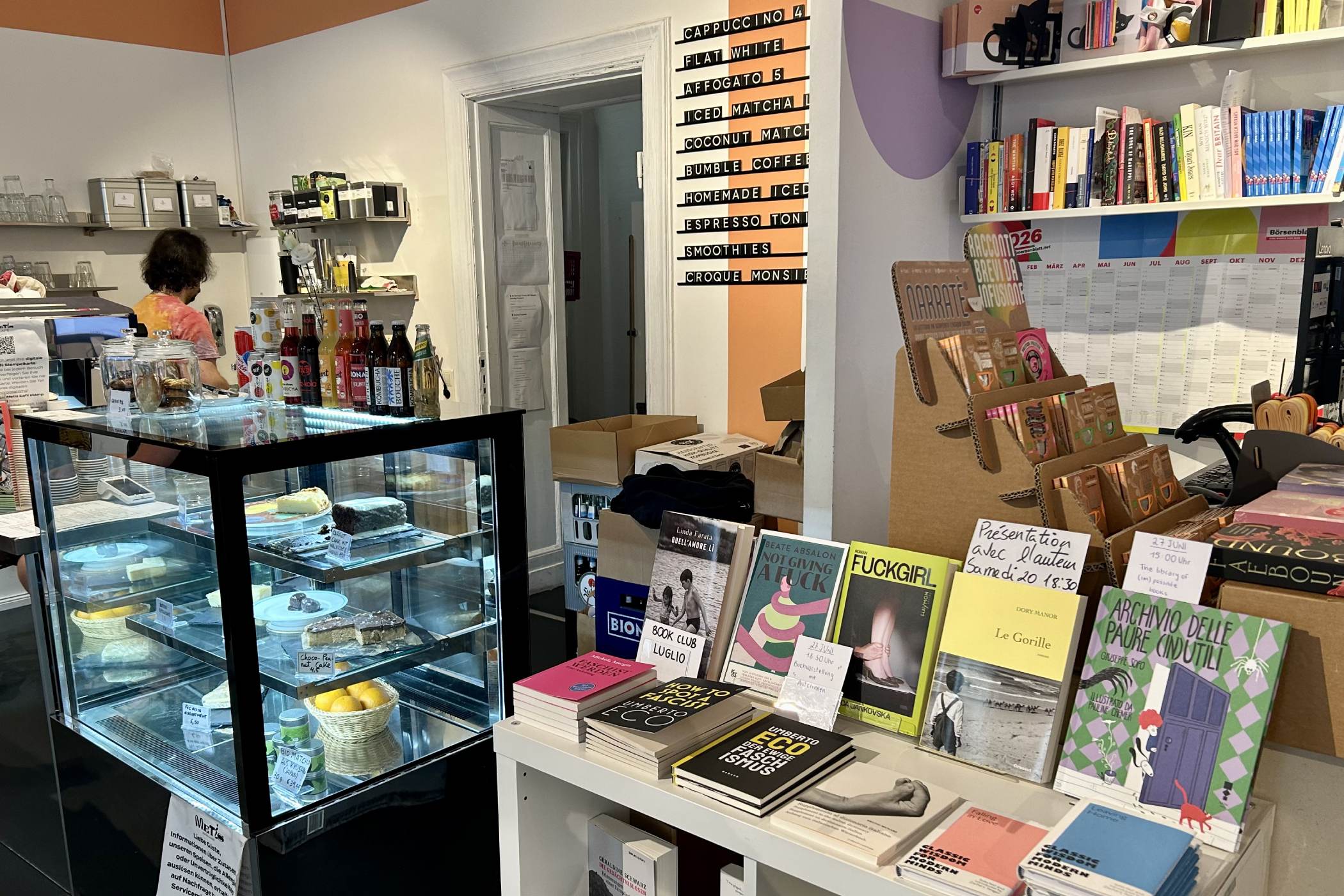 konzepte, gastronomie Buchcafés in Berlin: Literatur plus Gastronomie bringt für Frequenz und Umsatz METIS Buecher und Tresen - konzepte, gastronomie Buchcafés in Berlin: Literatur plus Gastronomie bringt für Frequenz und Umsatz
