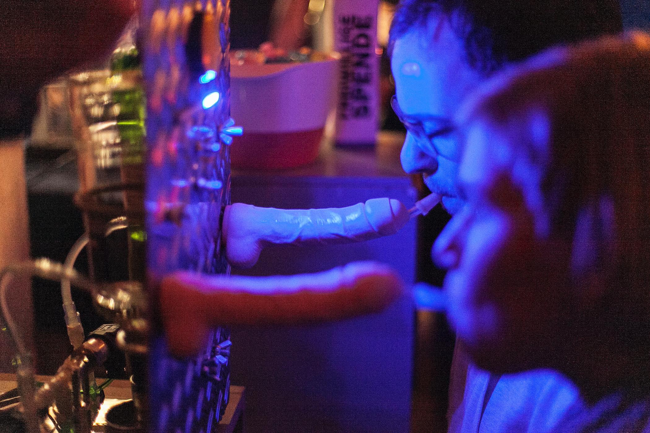 monochrom 10 1 - medien-tools, getraenke, events Roboexotica: Wenn in Wien die Roboter die Drinks mixen