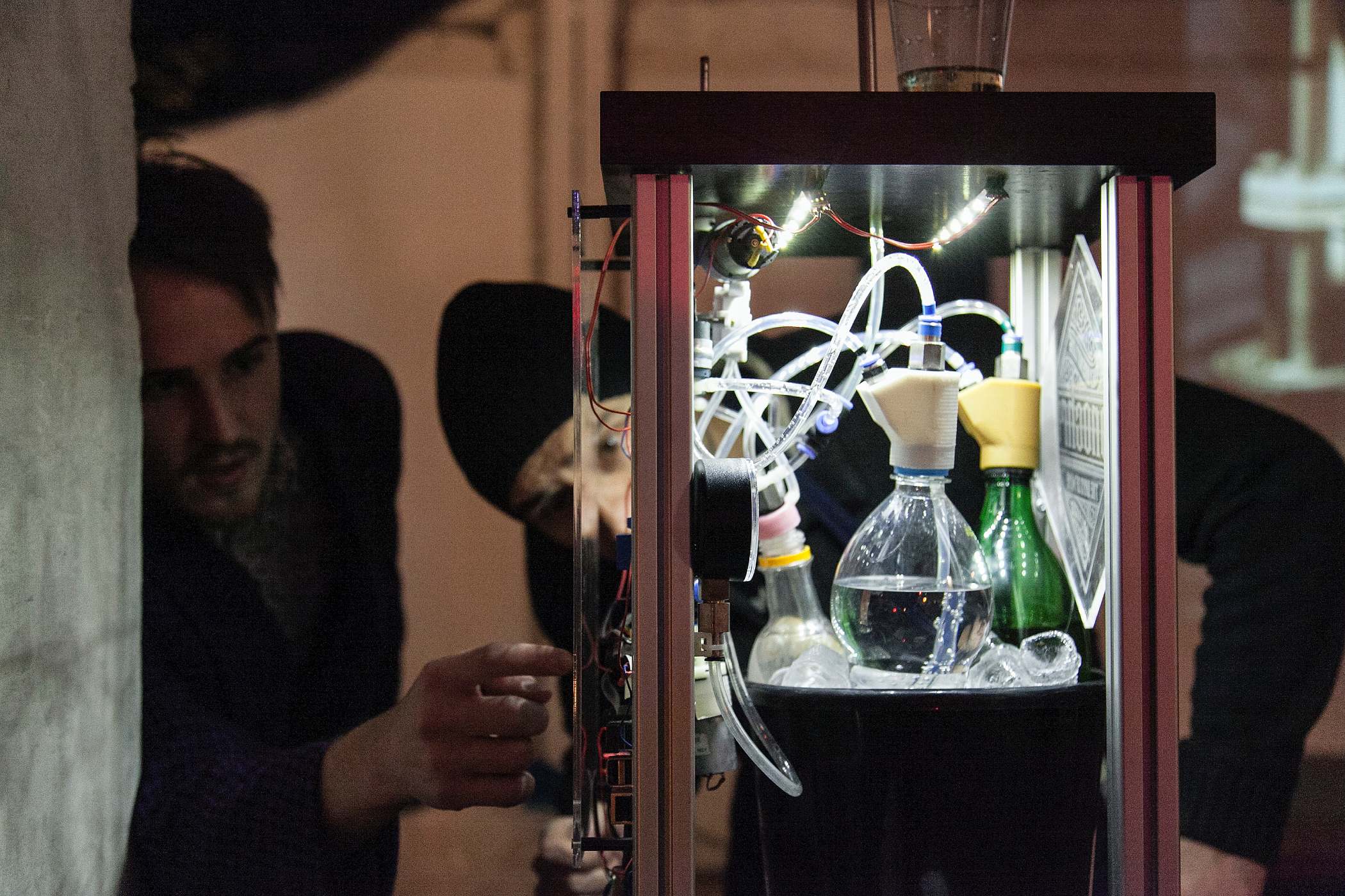 medien-tools, getraenke, events Roboexotica: Wenn in Wien die Roboter die Drinks mixen monochrom 2 1 - medien-tools, getraenke, events Roboexotica: Wenn in Wien die Roboter die Drinks mixen