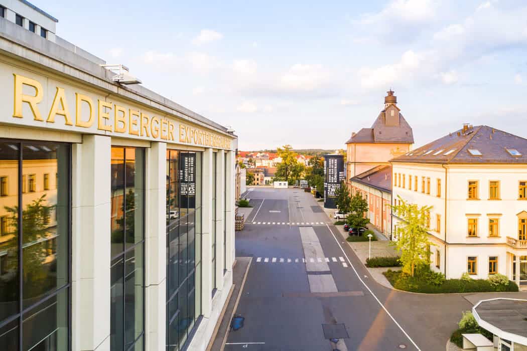 Ansicht Tag Radeberger Exportbierbrauerei Blick vom Sudhaus über Brauereihof - getraenke, bier Bier-Erlebnisse: Brauereiführung und geselliger Zapferkurs in der Radeberger Exportbierbrauerei