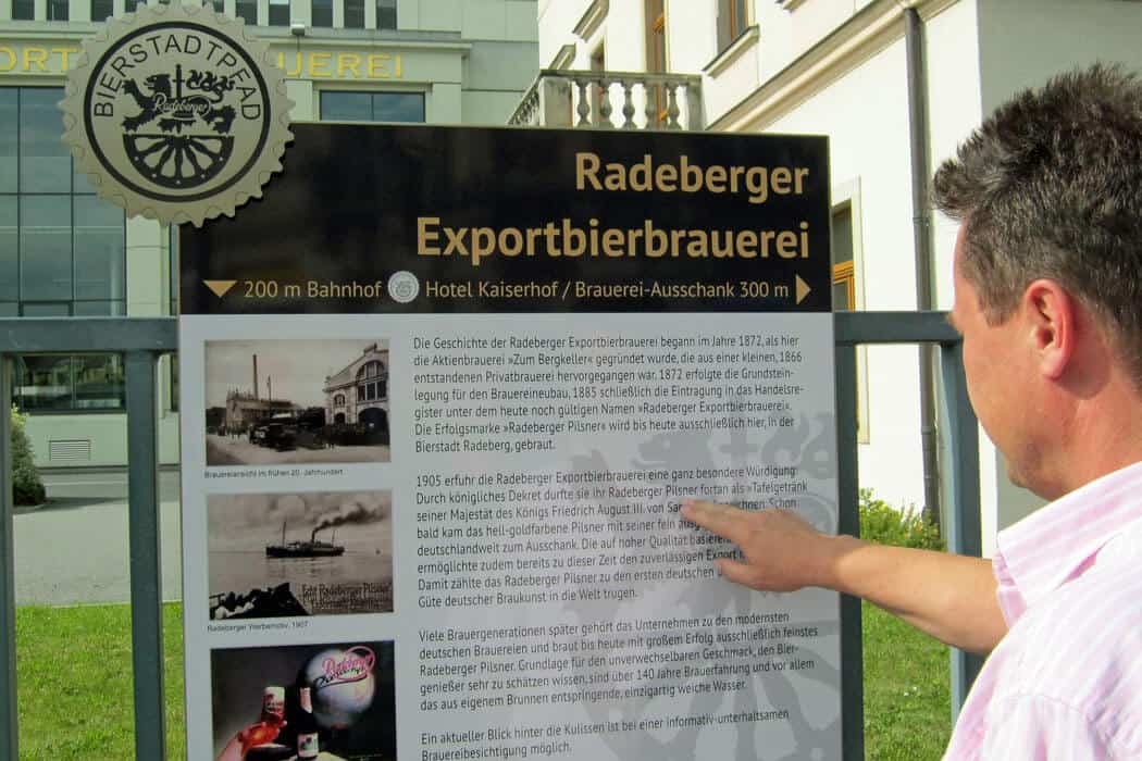 Radeberger Bierstadtpfad Tafel an Brauerei - getraenke, bier Bier-Erlebnisse: Brauereiführung und geselliger Zapferkurs in der Radeberger Exportbierbrauerei