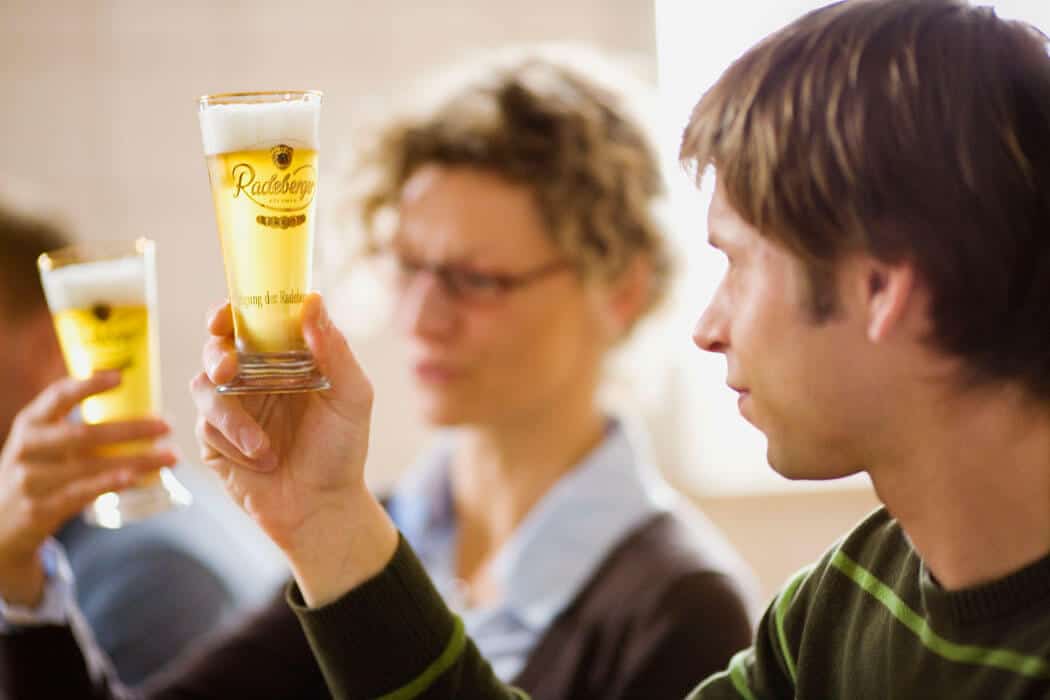 Radeberger Brauereibesichtigung Verkostung Radeberger Zwickelbier 1 - getraenke, bier Bier-Erlebnisse: Brauereiführung und geselliger Zapferkurs in der Radeberger Exportbierbrauerei