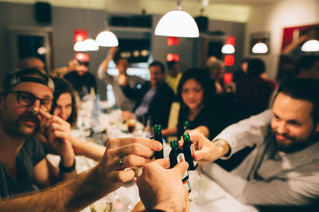 anstossen 1 - events Jägermeister Heimatküche: Kochen für Freunde