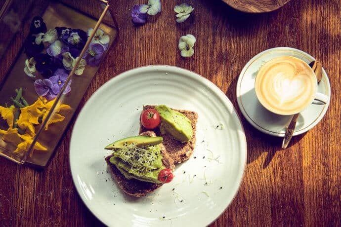 avocadotoast 1 690x460 - konzepte, gastronomie, food-nomyblog Guten Morgen den ganzen Tag: Wie funktionieren die All-Day-Breakfast-Konzepte?