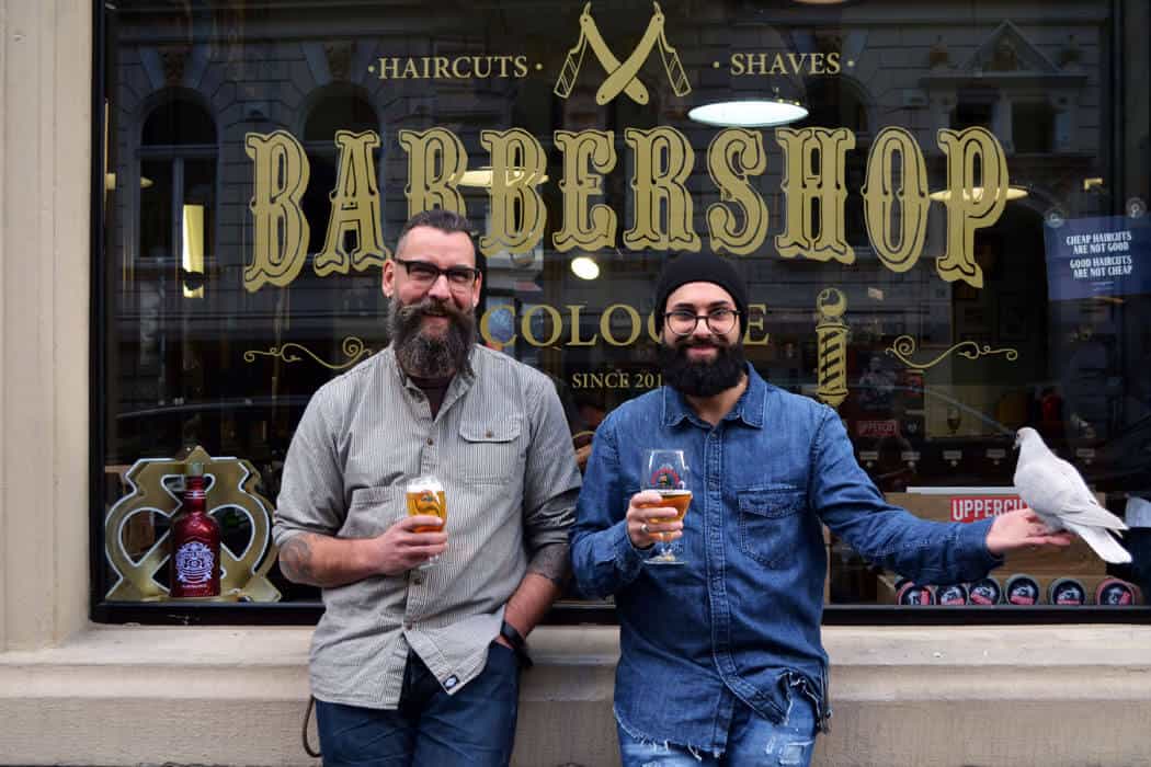barbershop inhaber - getraenke, bier Gezapftes Bier beim Barbier: Mit Blade von Heineken bietet der Barbershop Cologne seinen Kunden ein frisches Extra an