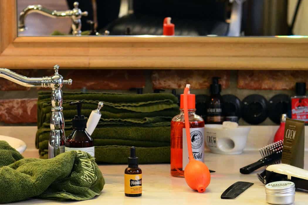 getraenke, bier Gezapftes Bier beim Barbier: Mit Blade von Heineken bietet der Barbershop Cologne seinen Kunden ein frisches Extra an barbershop utensilien - getraenke, bier Gezapftes Bier beim Barbier: Mit Blade von Heineken bietet der Barbershop Cologne seinen Kunden ein frisches Extra an