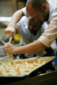 bei der arbeit 200x300 - interviews-portraits, food-nomyblog, nomyblog Event-Kochen mit den Kitchen Guerillas, Hamburg: Interview