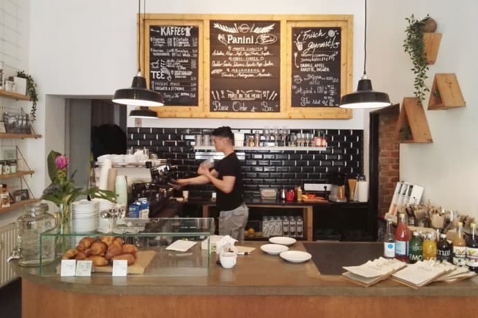 cafe dots 690x460 - management, kaffee-und-tee Besser bechern in Neukölln: Nachhaltige Recup-Starterkits für Cafés im Kiez