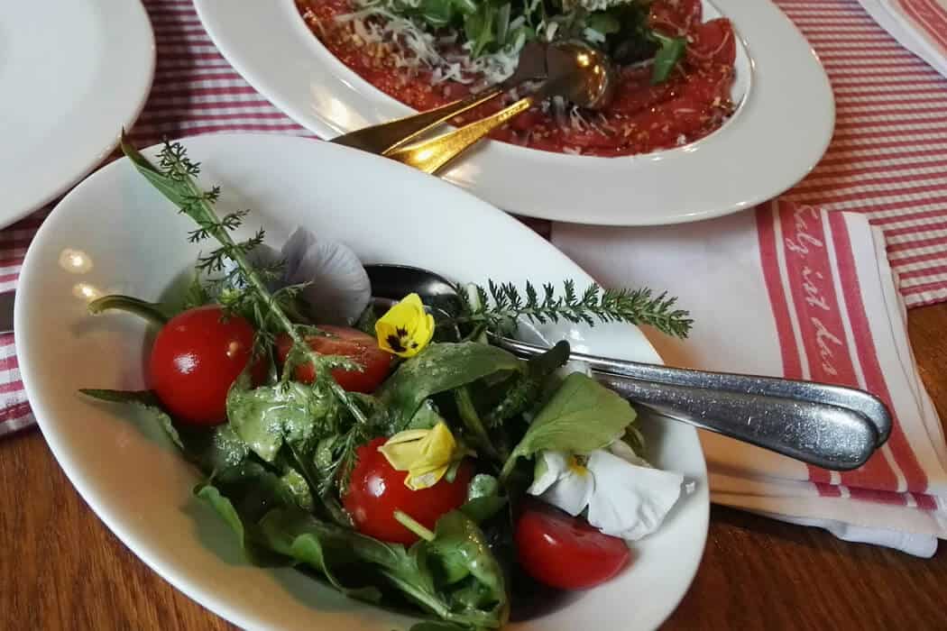 carpaccio wildkraueter - konzepte, gastronomie, food-nomyblog Topf & Pfanne im Restaurant Seewirtschaft im Resort Mark Brandenburg: Sharing is caring mit lokalen Produkten