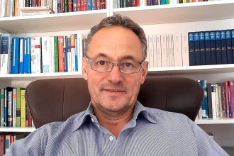 personal, interviews-portraits, management, gastronomie Psychologe Claus Lampert: „Wie froh kann man derzeit als Gast sein, dass jemand da ist, der einen bewirtet“ clauslampert 330x220 - personal, interviews-portraits, management, gastronomie Psychologe Claus Lampert: „Wie froh kann man derzeit als Gast sein, dass jemand da ist, der einen bewirtet“