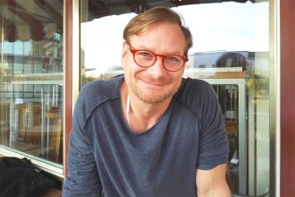 interviews-portraits, gastronomie Dennis Wolf, Gastronomie gegen Rassismus e.V.: „Wir überlassen das Thema nicht den Populisten, wir holen es zurück und laden es mit Liebe auf!“ dennis wolf 330x220 - interviews-portraits, gastronomie Dennis Wolf, Gastronomie gegen Rassismus e.V.: „Wir überlassen das Thema nicht den Populisten, wir holen es zurück und laden es mit Liebe auf!“