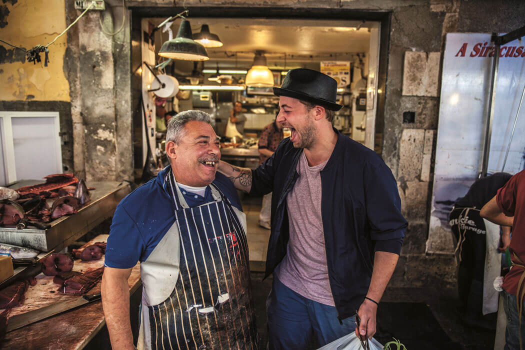 fabio haebel syrakus - interviews-portraits, food-nomyblog „Märkte sind für die Stadt wie die Küche für eine Party“: Im Gespräch mit Fabio Haebel, Gastgeber, TV-Koch und Kochbuch-Herausgeber