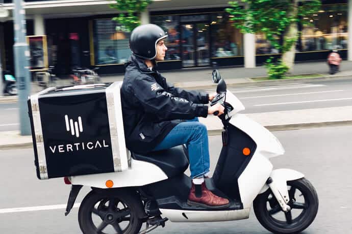 fahrer vertical food - management, gastronomie, food-nomyblog „Delivery-Essen muss speziell für die Lieferung designt sein“ – wie Gastronomen beim Liefertrend mitmischen