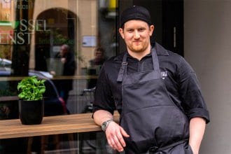 interviews-portraits, management, gruendung, gastronomie, food-nomyblog „Ich koche hier viel mehr“ – raus aus dem Fine-Dining-Restaurant, rein in den Imbiss: Felix Mielke, Schüsseldienst Berlin felix mielke 330x220 - interviews-portraits, management, gruendung, gastronomie, food-nomyblog „Ich koche hier viel mehr“ – raus aus dem Fine-Dining-Restaurant, rein in den Imbiss: Felix Mielke, Schüsseldienst Berlin
