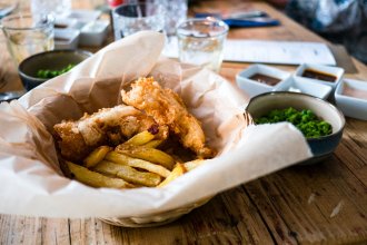 streetfood, gastronomie, food-nomyblog Freddy Fey’s Fish and Fries: Barkin' Kitchen bringt den Snack-Klassiker nach Berlin fish and chips 330x220 - streetfood, gastronomie, food-nomyblog Freddy Fey’s Fish and Fries: Barkin' Kitchen bringt den Snack-Klassiker nach Berlin