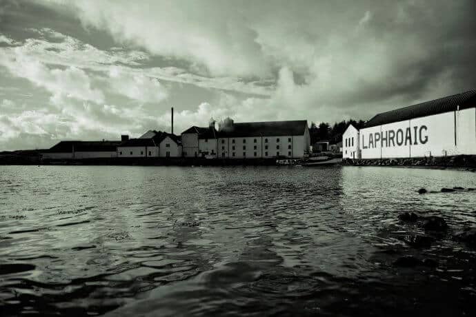 spirituosen, getraenke 3 Whisky-Raritäten zur Weihnachts- und Winterzeit, Teil 2: Laphroaig 25 und 27 Jahre laphroiag 690x460 - spirituosen, getraenke 3 Whisky-Raritäten zur Weihnachts- und Winterzeit, Teil 2: Laphroaig 25 und 27 Jahre