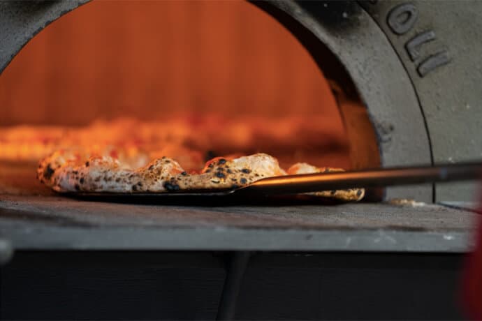 pizzaofen detail - gastronomie, food-nomyblog Alessandro Leonardi, Futura Pizza: „Ich will einen Teil meiner Kultur weitergeben“