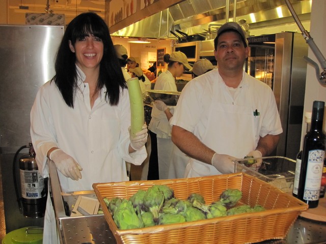 story xlimage 2010 08 r5797 eataly food emporium opens in flatiron - medien-tools, food-nomyblog, nomyblog Vegetable Butcher im Eataly, New York: Schneiden und Putzen von Gemüse als Service