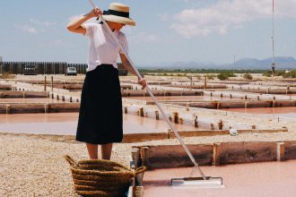 food-nomyblog, events Das weiße Gold von Es Trenc, Mallorca: Wie in handwerklicher Arbeit kostbare Salzkristalle entstehen susanna am salz 330x220 - food-nomyblog, events Das weiße Gold von Es Trenc, Mallorca: Wie in handwerklicher Arbeit kostbare Salzkristalle entstehen